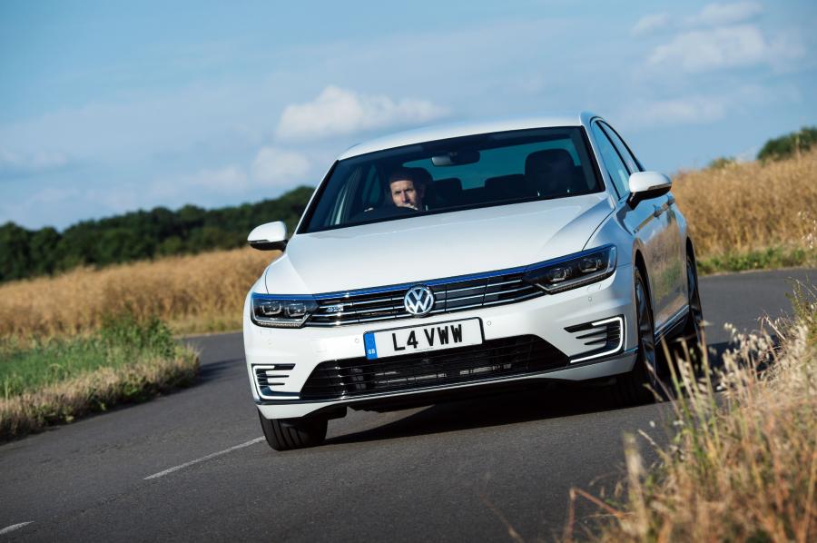  Volkswagen Passat GTE 2016 года  (UK) (фото 19 из 34)